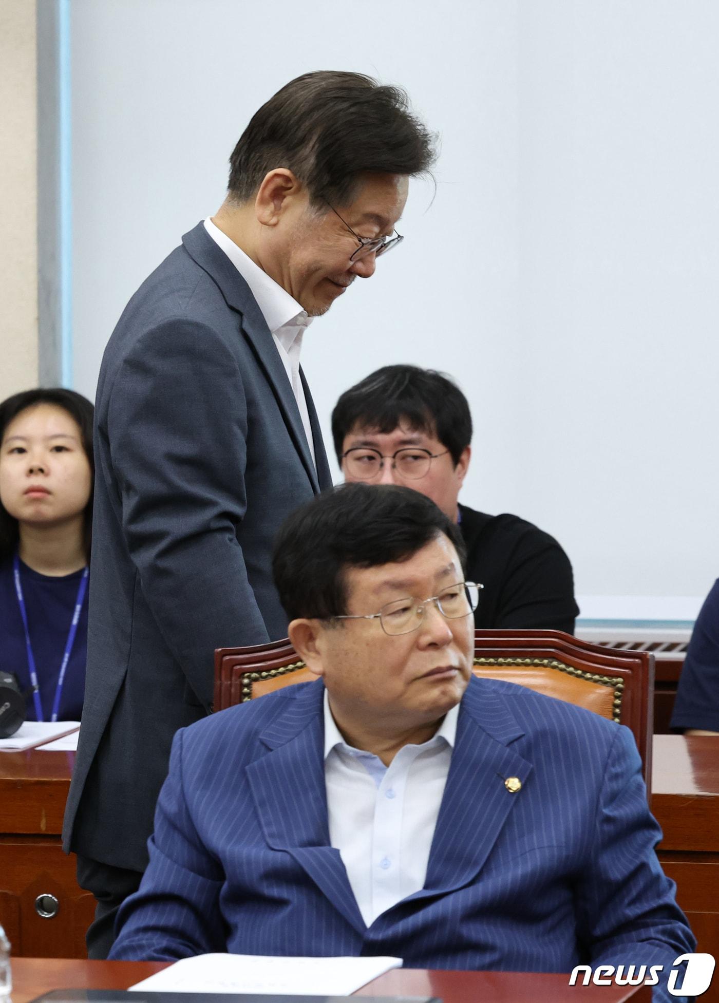 본문 이미지 - 이재명 더불어민주당 대표가 지난 6일 오전 서울 여의도 국회에서 열린 국방위원회 전체회의에서 설훈 의원 뒤로 지나가고 있다. 2023.9.6/뉴스1 ⓒ News1 송원영 기자