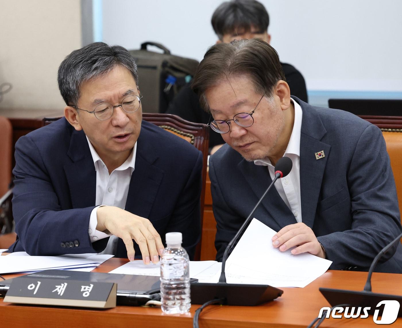 본문 이미지 - 이재명 더불어민주당 대표가 2023년 9월 6일 오전 서울 여의도 국회에서 열린 국방위원회 전체회의에서 정성호 의원과 대화 하고 있다. 2023.9.6/뉴스1 ⓒ News1 송원영 기자