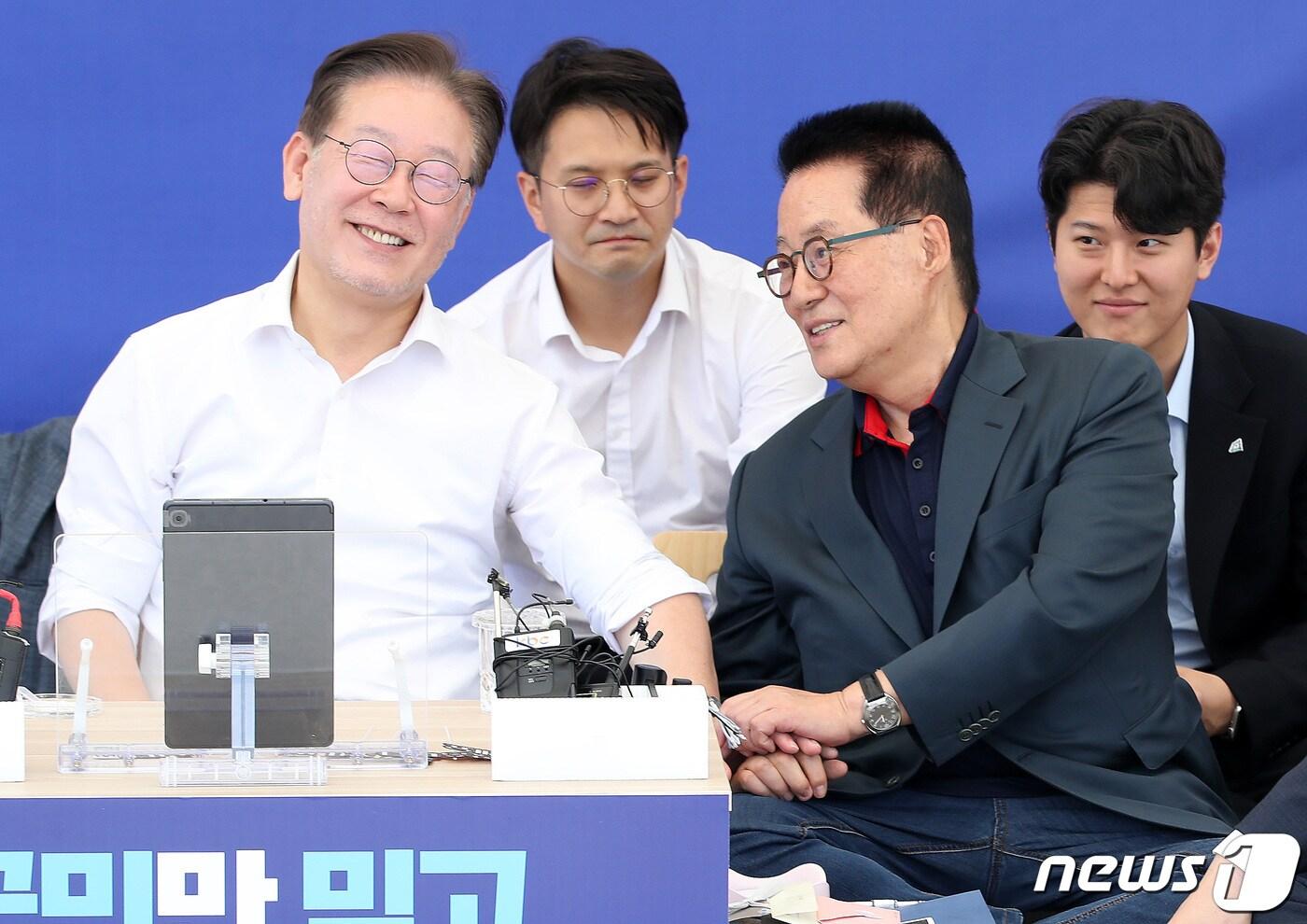 본문 이미지 - 2023년 9월 6일 박지원 전 국가정보원장이 서울 여의도 국회 본청 앞 단식투쟁천막에서 단식 7일차를 맞은 이재명 더불어민주당 대표를 찾아 인사를 나누고 있다. 2023.9.6/뉴스1 ⓒ News1 임세영 기자