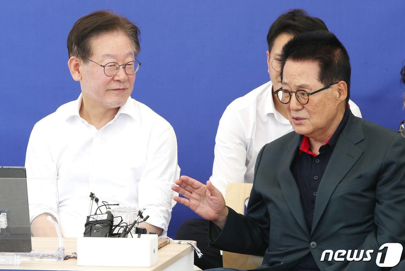 본문 이미지 - 2023년 9월 6일 단식 7일차인 이재명 더불어민주당 대표가 서울 여의도 국회 본청 앞 단식투쟁천막에서 박지원 전 국가정보원장과 대화를 나누고 있다. 2023.9.6/뉴스1 ⓒ News1 임세영 기자