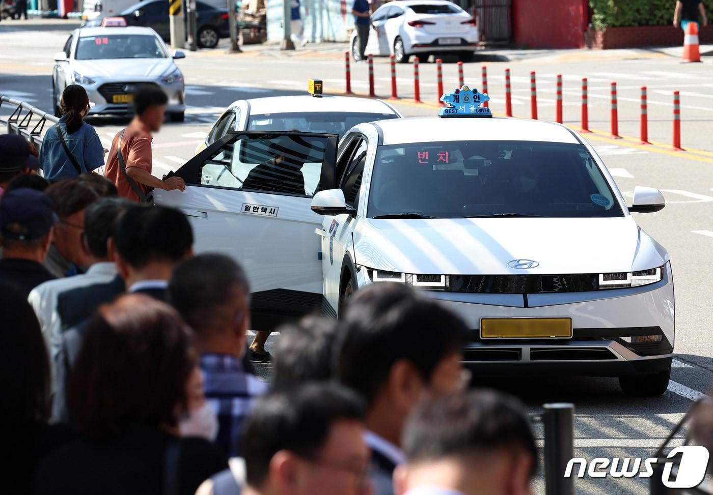 택시 승강장에서 한 시민이 택시를 이용하고 있다. (뉴스1 사진  자료) 2025.9.6/뉴스1 ⓒ News1 