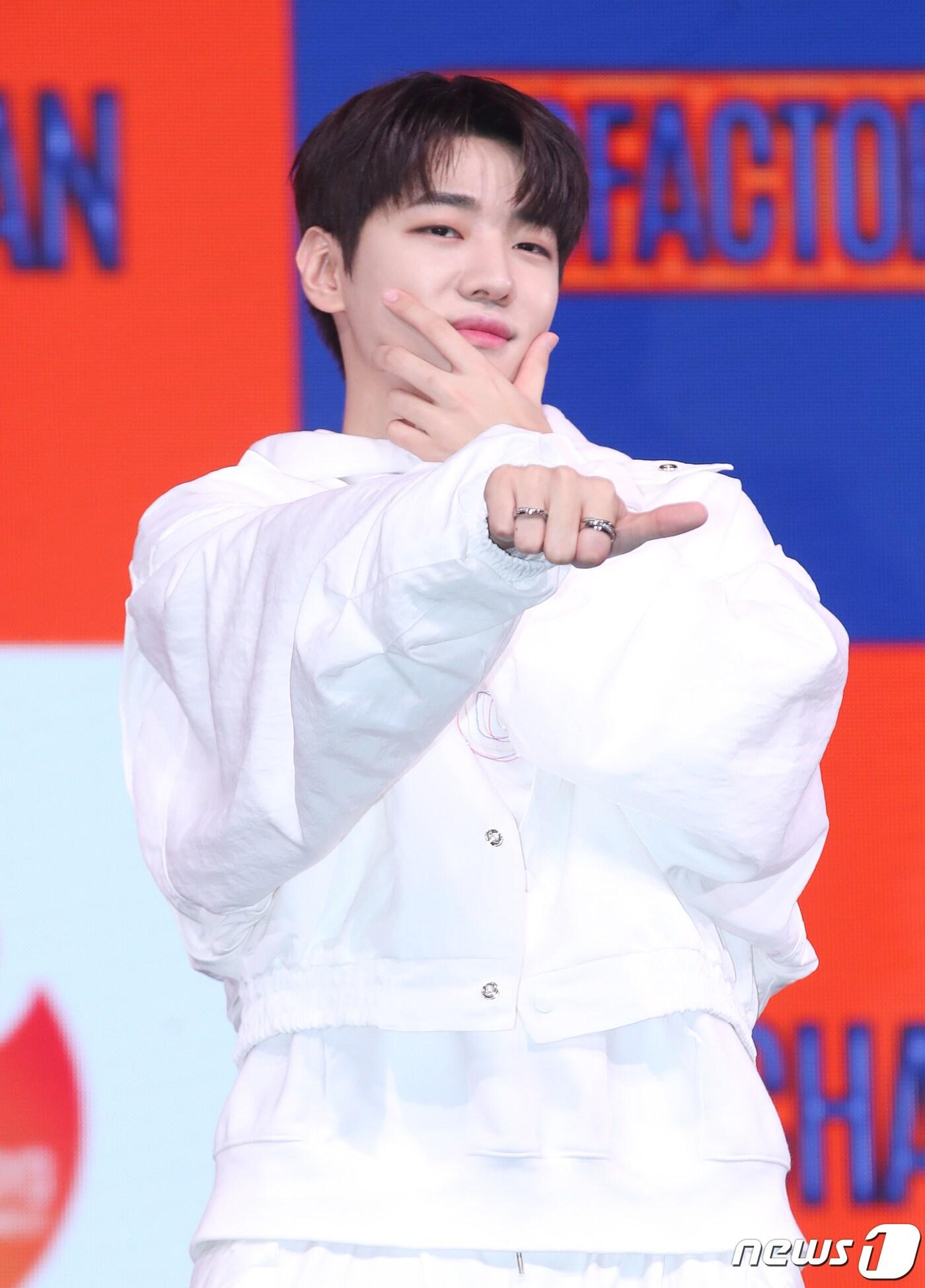 본문 이미지 - 그룹 DKZ(디케이지)의 재찬이 6일 서울 광진구 예스24라이브홀에서 가진 미니 1집 '제이씨팩토리(JCFACTORY)‘ 쇼케이스에서 포즈를 취하고 있다. 2023.9.6/뉴스1 ⓒ News1 권현진 기자