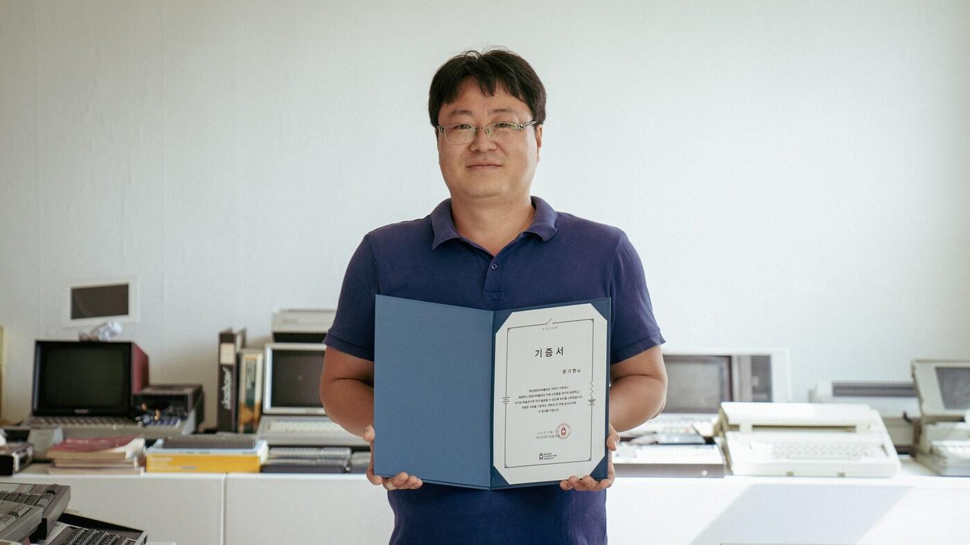 문기현 제로하나컴퓨터박물관 관장이 기증서를 들고있는 모습 &#40;넥슨 제공&#41;