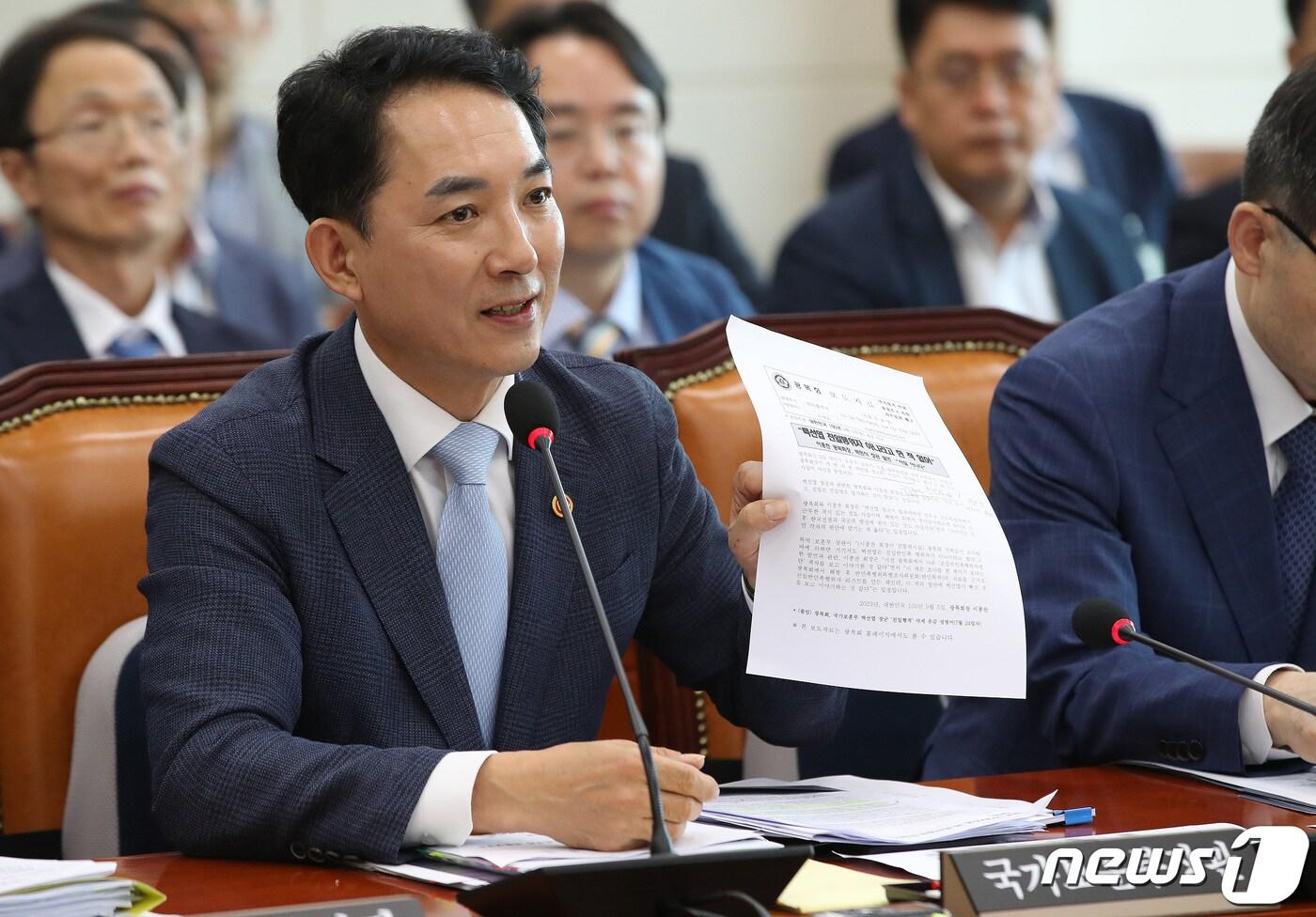 본문 이미지 - 박민식 국가보훈부 장관이 6일 서울 여의도 국회에서 열린 정무위원회 전체회의에서 이종찬 광복회장의 백선엽 장군 발언과 관련한 질의에 답하고 있다. 박 장관은 "백선엽이 스물 몇 살 때 친일파라고 한다면 문재인 전 대통령의 부친도 나이가 똑같다, 1920년생. 그 당시 흥남시 농업계장을 했다. 그건 친일파가 아니고 백선엽 민주군관학교 소위는 친일파인가＂라고 말했다. 2023.9.6/뉴스1 ⓒ News1 임세영 기자