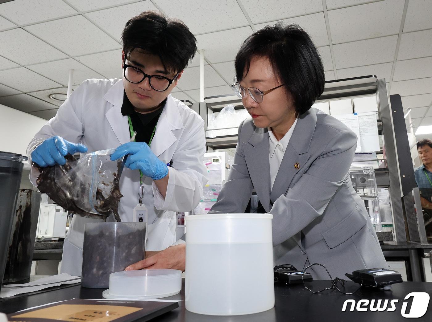 본문 이미지 - 오유경 식품의약품안전처장이 6일 오후 경기도 의왕시 한국식품과학연구원에서 납품을 앞둔 통영산 자연산 돌문어 전처리 작업 시연을 지켜보고 있다. 2023.9.6/뉴스1 ⓒ News1 김진환 기자
