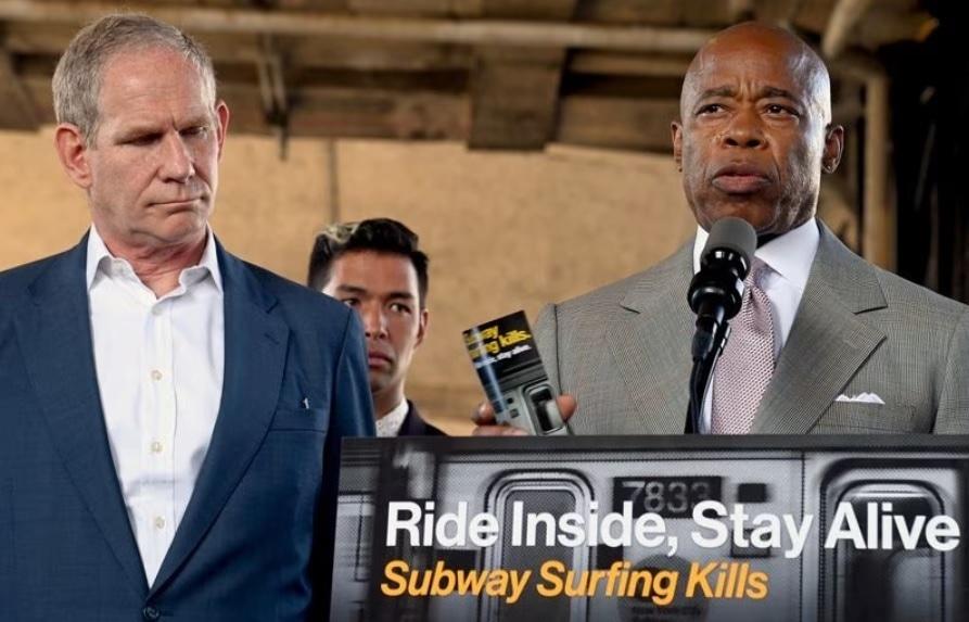 본문 이미지 - 미국 뉴욕 당국이 새학기를 앞두고 10대들에 '지하철 서핑'의 위험성을 제고하고 인명 피해를 막기 위해 '안에 타세요, 살아남으세요' 라는 대대적인 캠페인에 돌입한다. 6일 미국 현지 언론 보도 캡처