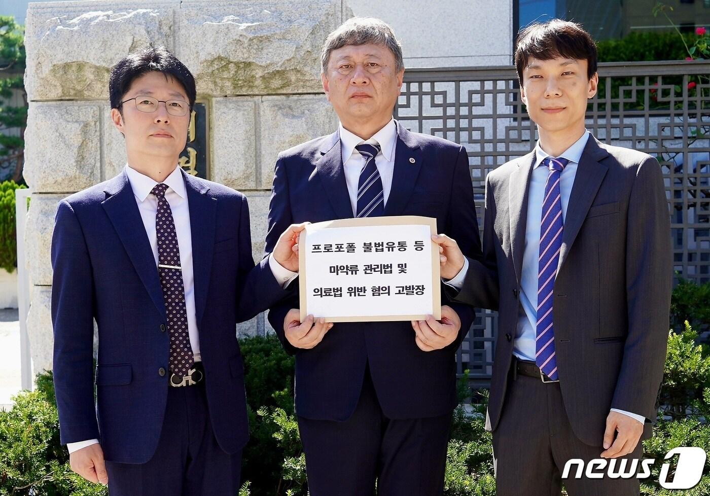 본문 이미지 - 대한의사협회가 최근 프로포폴을 불법 대량 유통에 가담한 혐의로 경찰 수사를 받고 있는 회원 의사들을 검찰에 고발했다(대한의사협회 제공)/뉴스1