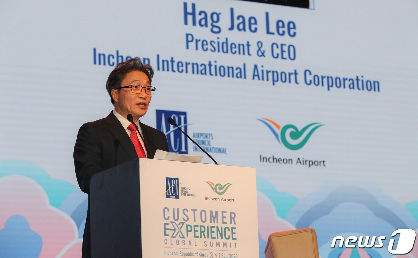 본문 이미지 - 6일 파라다이스시티 인천에서 인천국제공항공사와 국제공항협의회(ACI) 공동 개최로 열린 ‘제5회 고객경험 글로벌 써밋(Customer Experience Global Summit)’에서 인천국제공항공사 이학재 사장이 인사말을 하고 있다.(인천공항공사 제공)/뉴스1