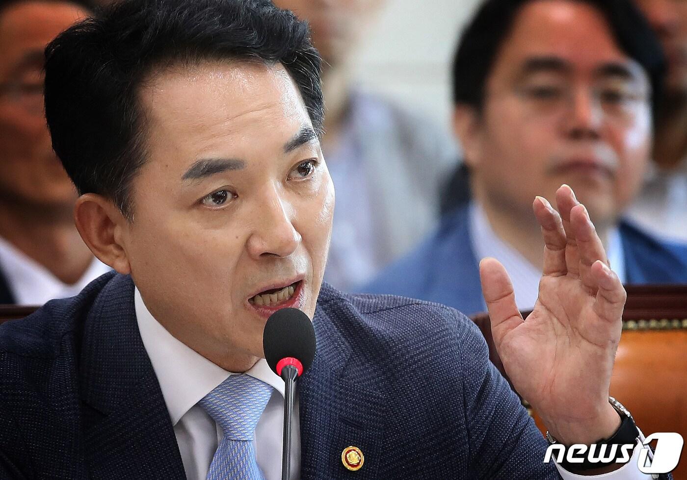 본문 이미지 - 박민식 국가보훈부 장관이 6일 서울 여의도 국회에서 열린 정무위원회 전체회의에서 이종찬 광복회장의 백선엽 장군 발언과 관련한 질의에 답하고 있다. ⓒ News1 임세영 기자