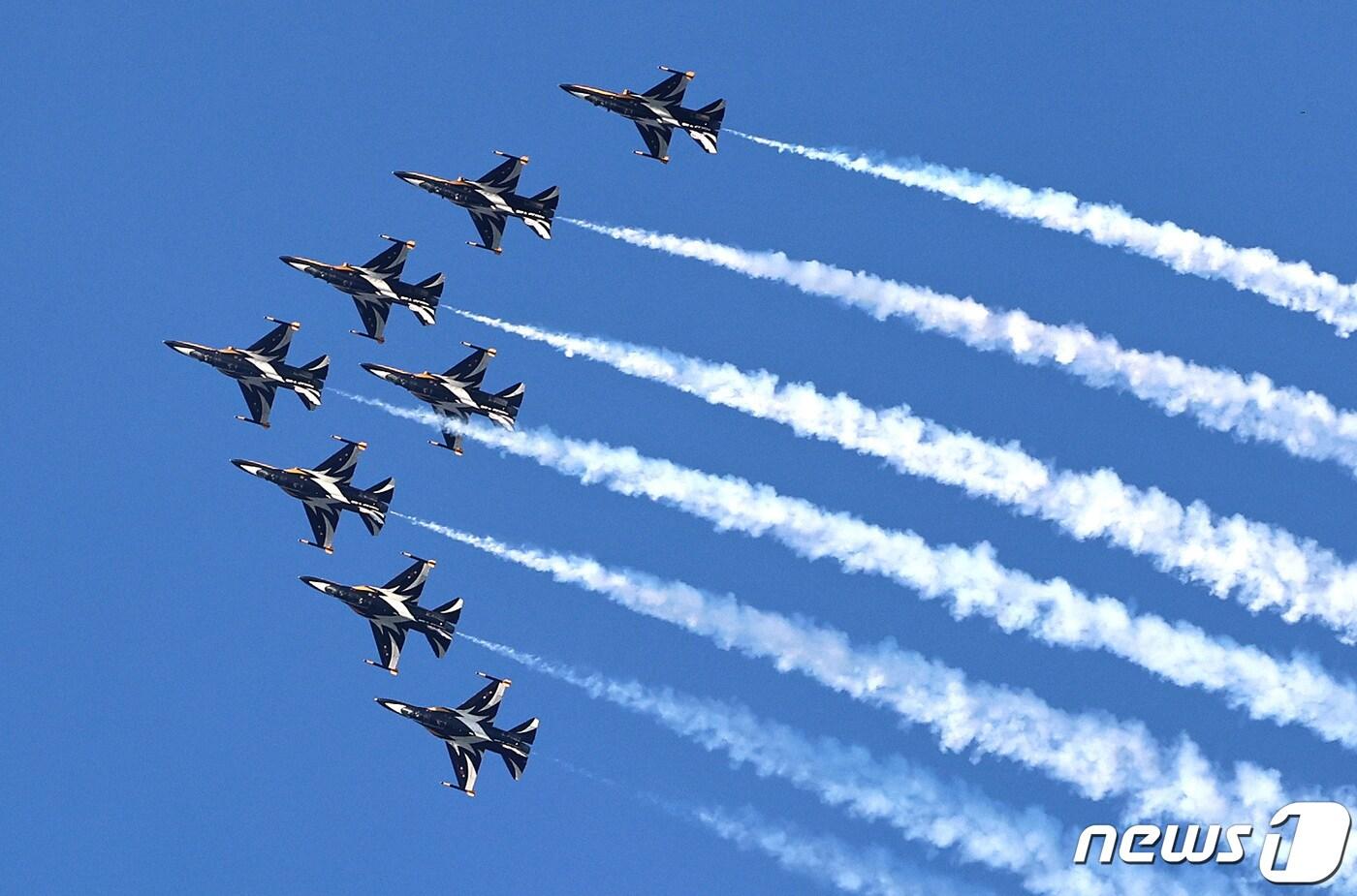 공군 특수비행팀 블랙이글스가 서울함공원에서 열린 건군 제75주년 국군의 날 기념 문화체험 행사에서 고난도 기동을 선보이고 있다. (뉴스1 DB, 기사와 관련 없음) ⓒ News1 구윤성 기자