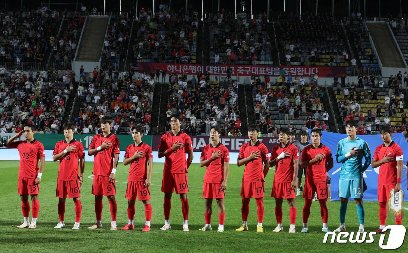 6일 오후 경남 창원시 창원축구센터에서 열린 아시아축구연맹(AFC) 23세 이하(U23) 아시안컵 예선 B조 조별리그 대한민국과 카타르의 경기에서 한국 선수들이 애국가를 부르고 있다. 2023.9.6/뉴스1 ⓒ News1 신웅수 기자