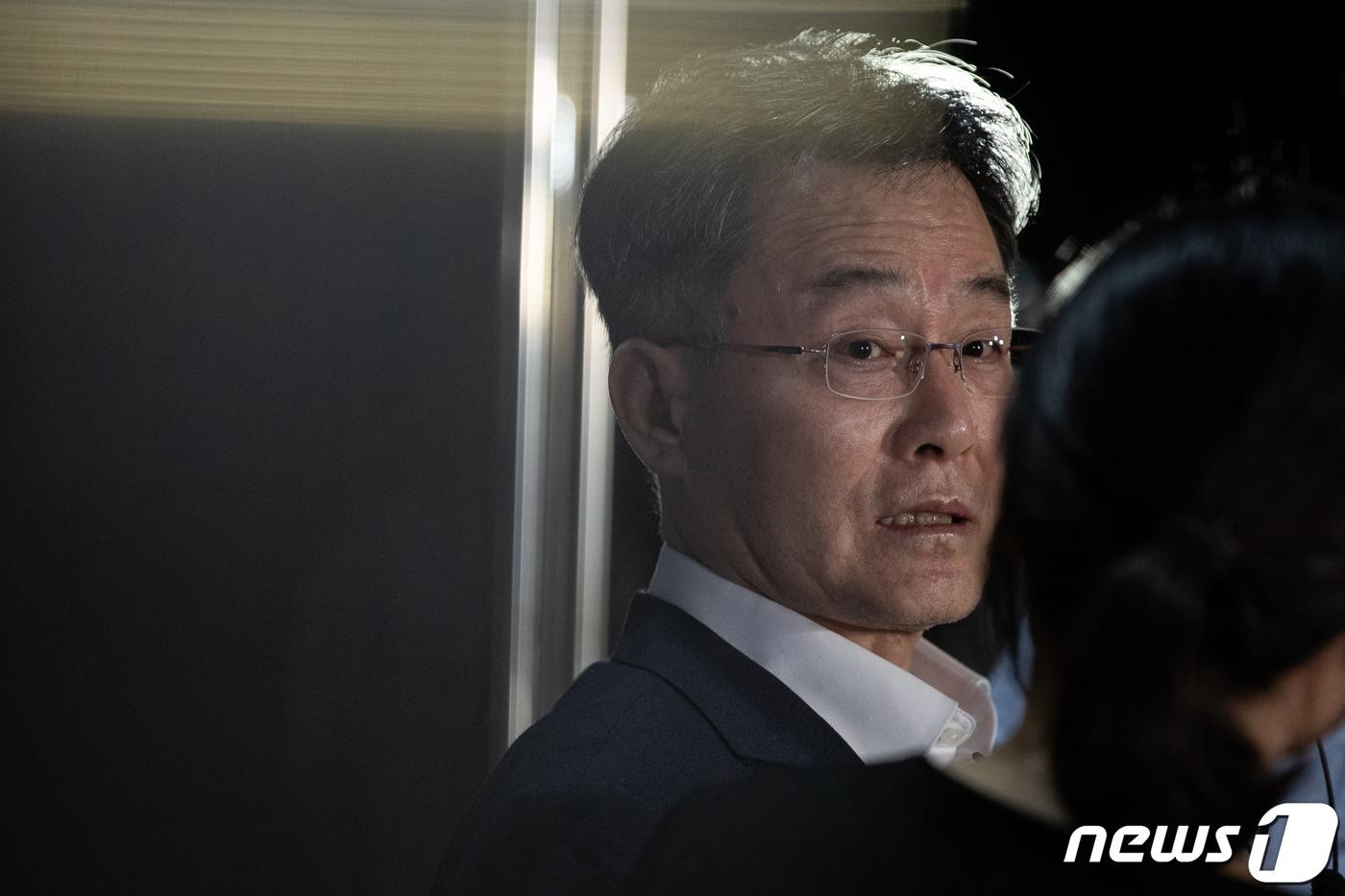 본문 이미지 - 화천대유자산관리 대주주 김만배씨가 7일 새벽 구속기간 만료로 석방돼 경기 의왕시 서울구치소를 나와 취재진 질문에 답하고 있다.  2023.9.7/뉴스1 ⓒ News1 유승관 기자