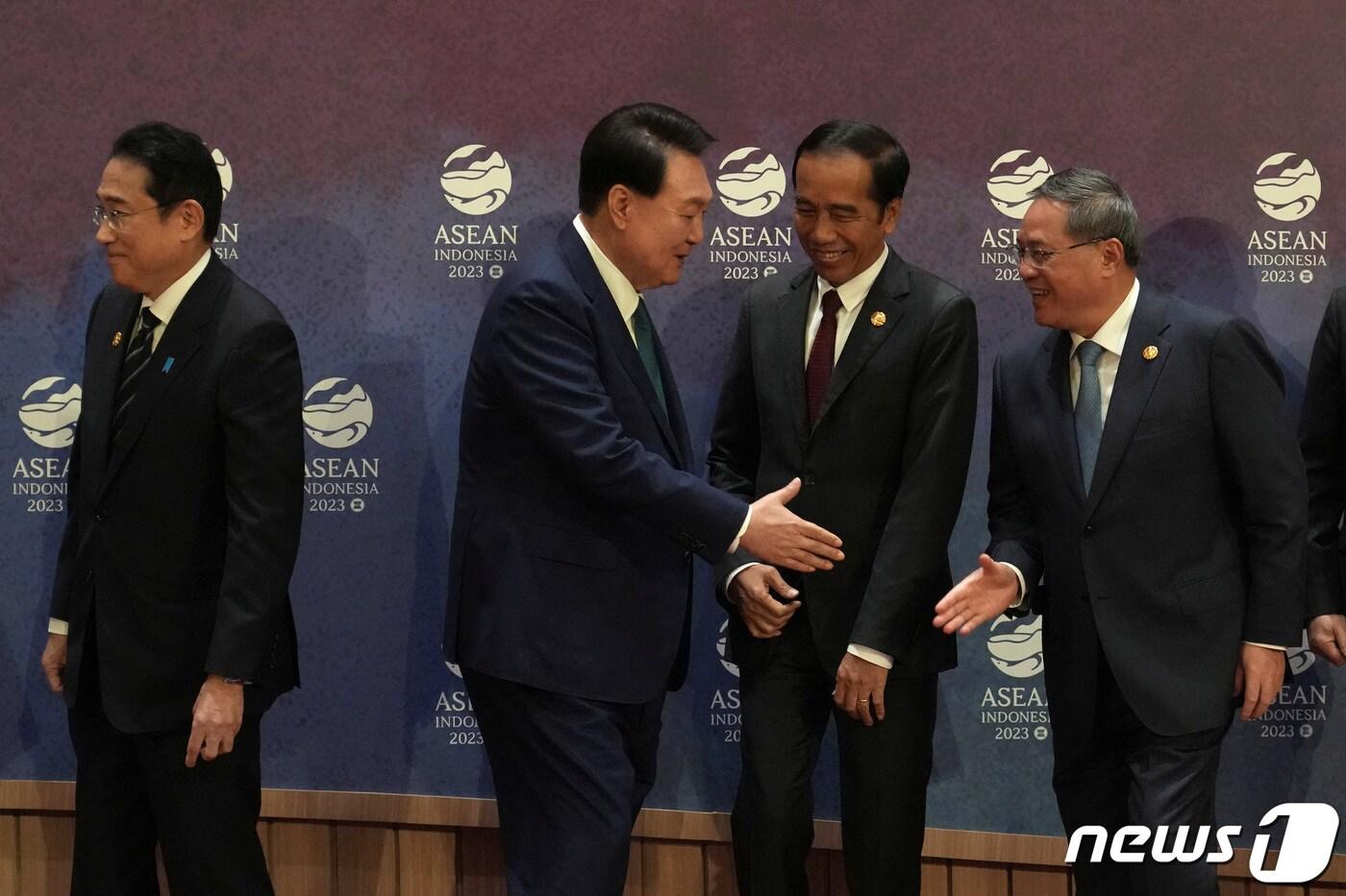본문 이미지 - 6일(현지시간) 인도네시아 자카르타에서 기시다 후미오 일본 총리가 악수를 나누는 윤석열 대통령과 조코 위도도 인도네시아 대통령, 리창 중국 총리를 등지고 서 있다. 2023.09.06/ ⓒ 로이터=뉴스1 ⓒ News1 권진영 기자
