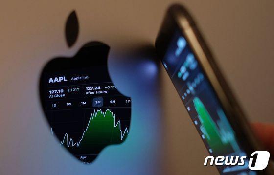 본문 이미지 - 애플 로고와 아이폰 2021.05.24 ⓒ AFP=뉴스1 ⓒ News1