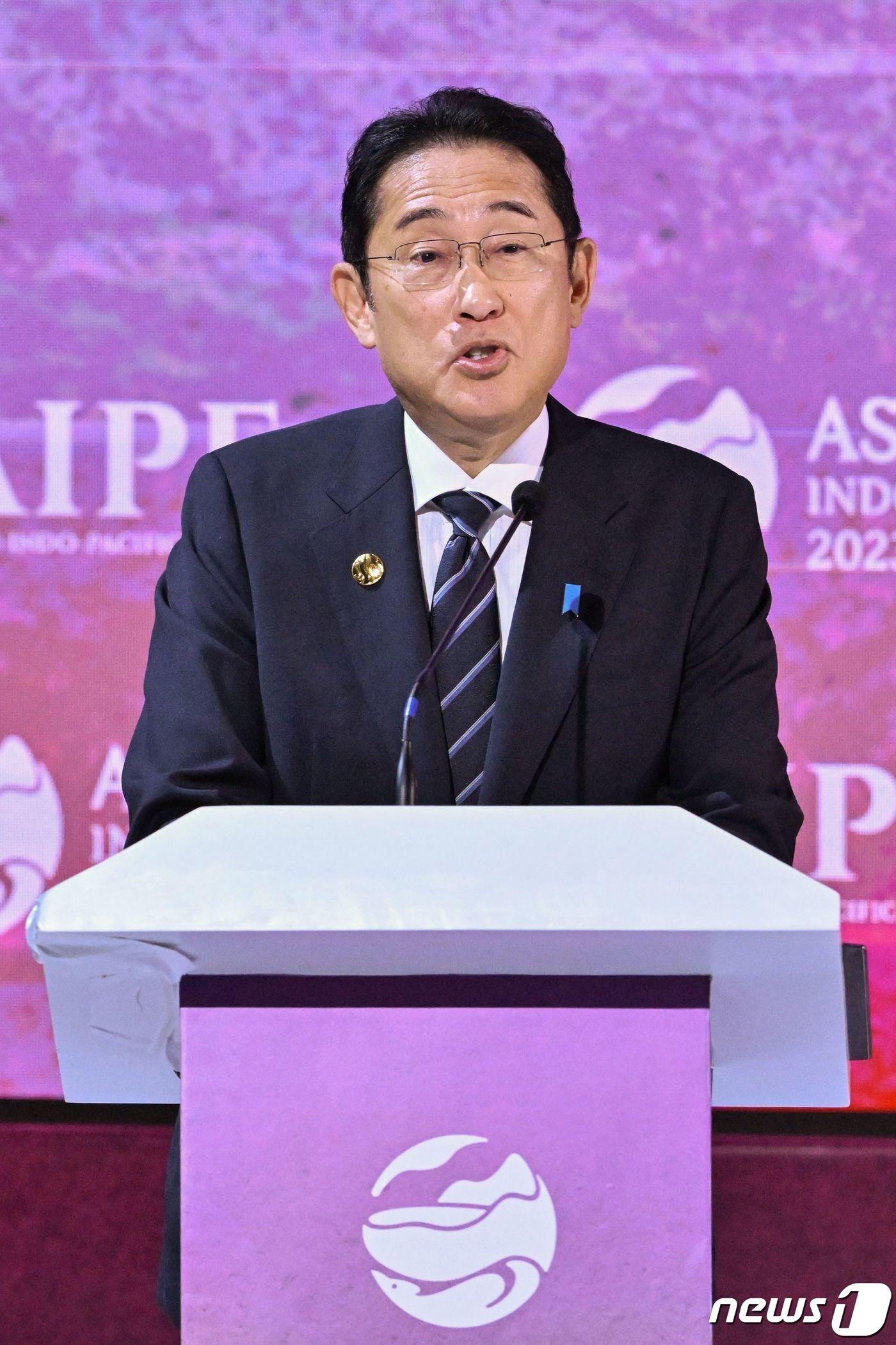 본문 이미지 - 기시다 후미오 일본 총리가 6일(현지시간) 인도네시아 자카르타 컨벤션 센터에서 열린 아세안 정상회의 중 아세안-인도 태평양 포럼서 연설을 하고 있다. 2023.9.7 ⓒ AFP=뉴스1 ⓒ News1 우동명 기자