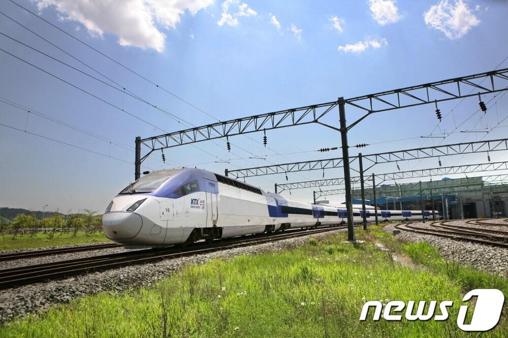 본문 이미지 - 코레일이 12일부터 홈페이지와 모바일 앱 '코레일톡'에 열차 승차권 불법거래 신고 채널 '암표제보 게시판'을 신설하는 등 강도 높은 대응에 나선다. 사진은 KTX-산천(코레일 제공)/뉴스1 