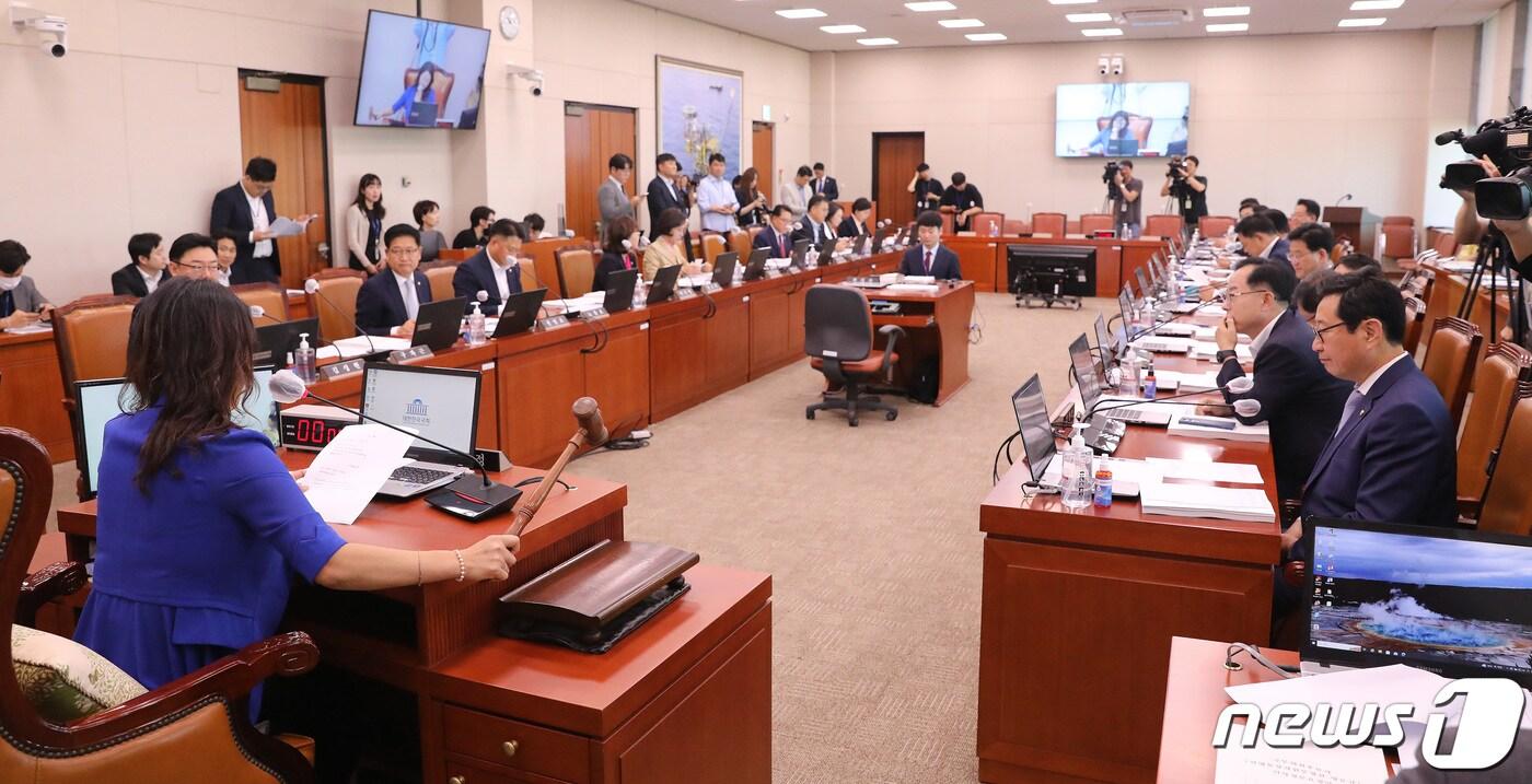 본문 이미지 - 이재정 국회 산자위 위원장이 7일 오전 서울 여의도 국회에서 열린 산업통상자원중소벤처기업위원회 전체회의에서 의사봉을 두드리고 있다. 2023.9.7/뉴스1 ⓒ News1 임세영 기자