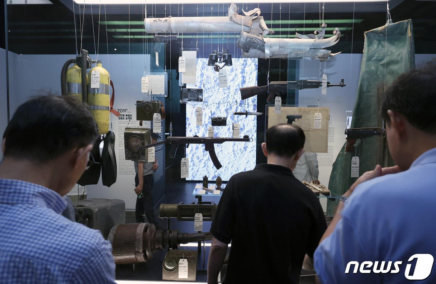 서울 용산구 전쟁기념관 3층의 상설전시 '북한의 군사도발실'을 찾은 관람객들이 북한의 도발 관련 유물을 살펴보고 있다. 2023.9.7/뉴스1 ⓒ News1 박정호 기자
