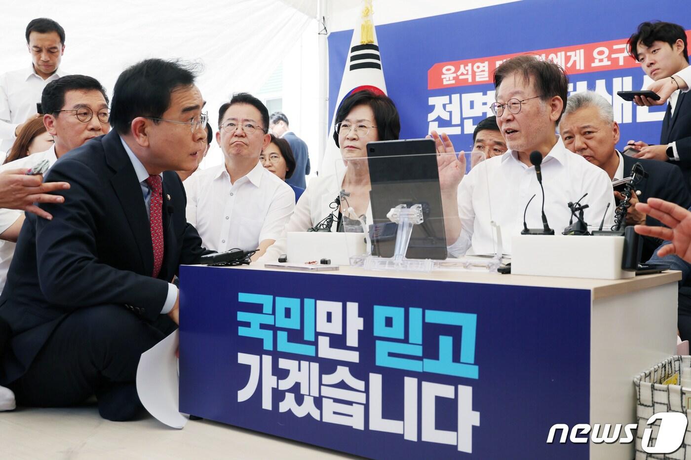 태영호 국민의힘 의원이 7일 오전 서울 여의도 국회 본관 앞에서 8일째 단식 중인 이재명 더불어민주당 대표를 찾아가 지난 6일 대정부질문 당시 태 의원에게 '쓰레기' 발언을 한 박영순 의원에 대한 출당 및 제명 조치를 촉구하고 있다. 2023.8.7/뉴스1 ⓒ News1 민경석 기자