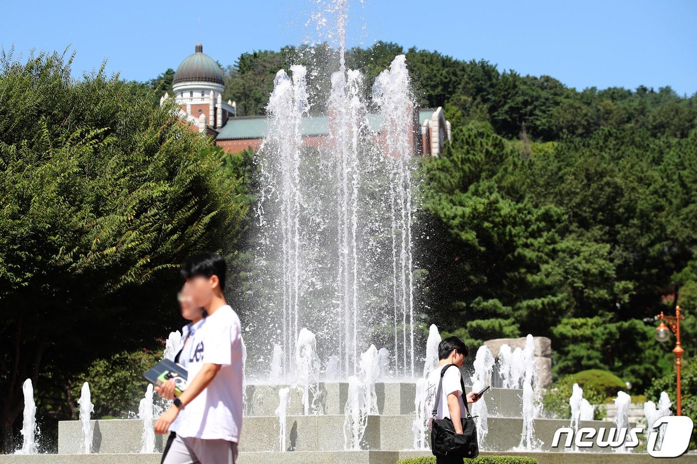 늦더위가 이어진 지난 7일 오전 대구 달서구 계명대 성서캠퍼스 동산도서관 앞 분수대에서 뿜어져 나오는 물줄기가 더위를 식혀주고 있다. 2023.9.7/뉴스1 ⓒ News1 공정식 기자
