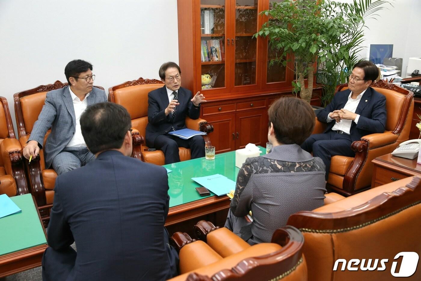 본문 이미지 - 조희연 전국시도교육감협의회장, 시·도 교육감들이 신동근 국회 보건복지위원장과 간담회를 진행하고 있다. (전국시도교육감협의회 제공)
