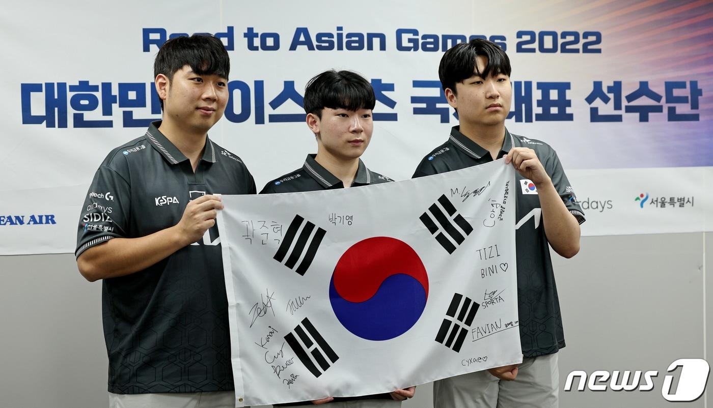 왼쪽부터 FC온라인 신보석 지도자, 박기영 선수, 곽준혁 선수. 2023.9.7/뉴스1 ⓒ News1 장수영 기자