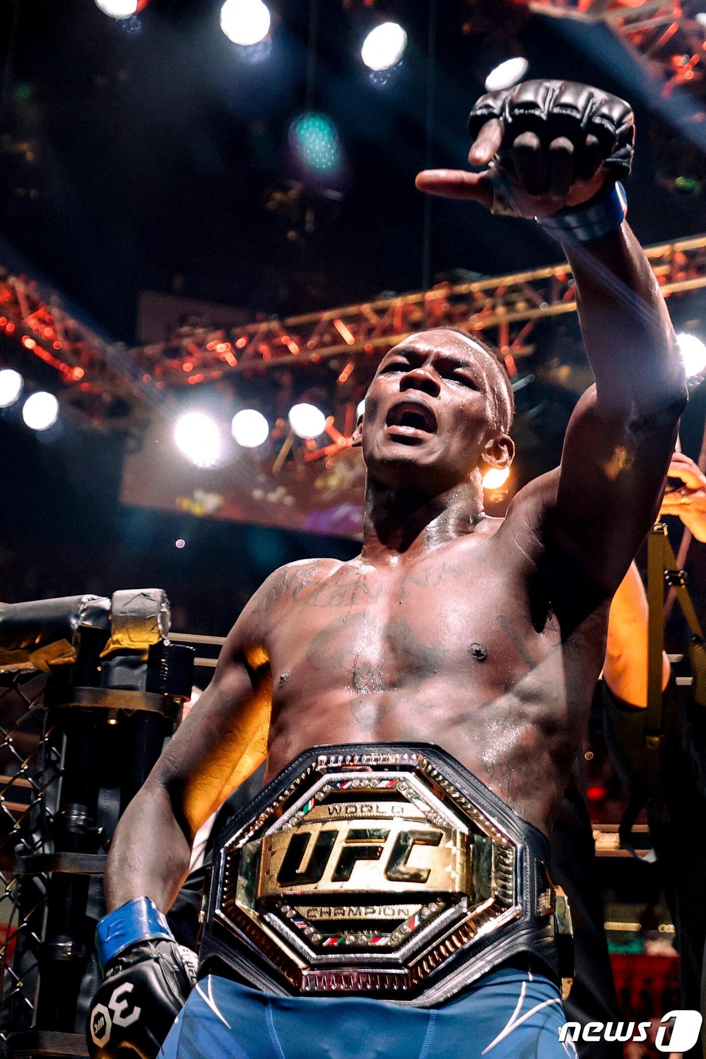 본문 이미지 - UFC 미들급 챔피언 이스라엘 아데산야.ⓒ AFP=뉴스1