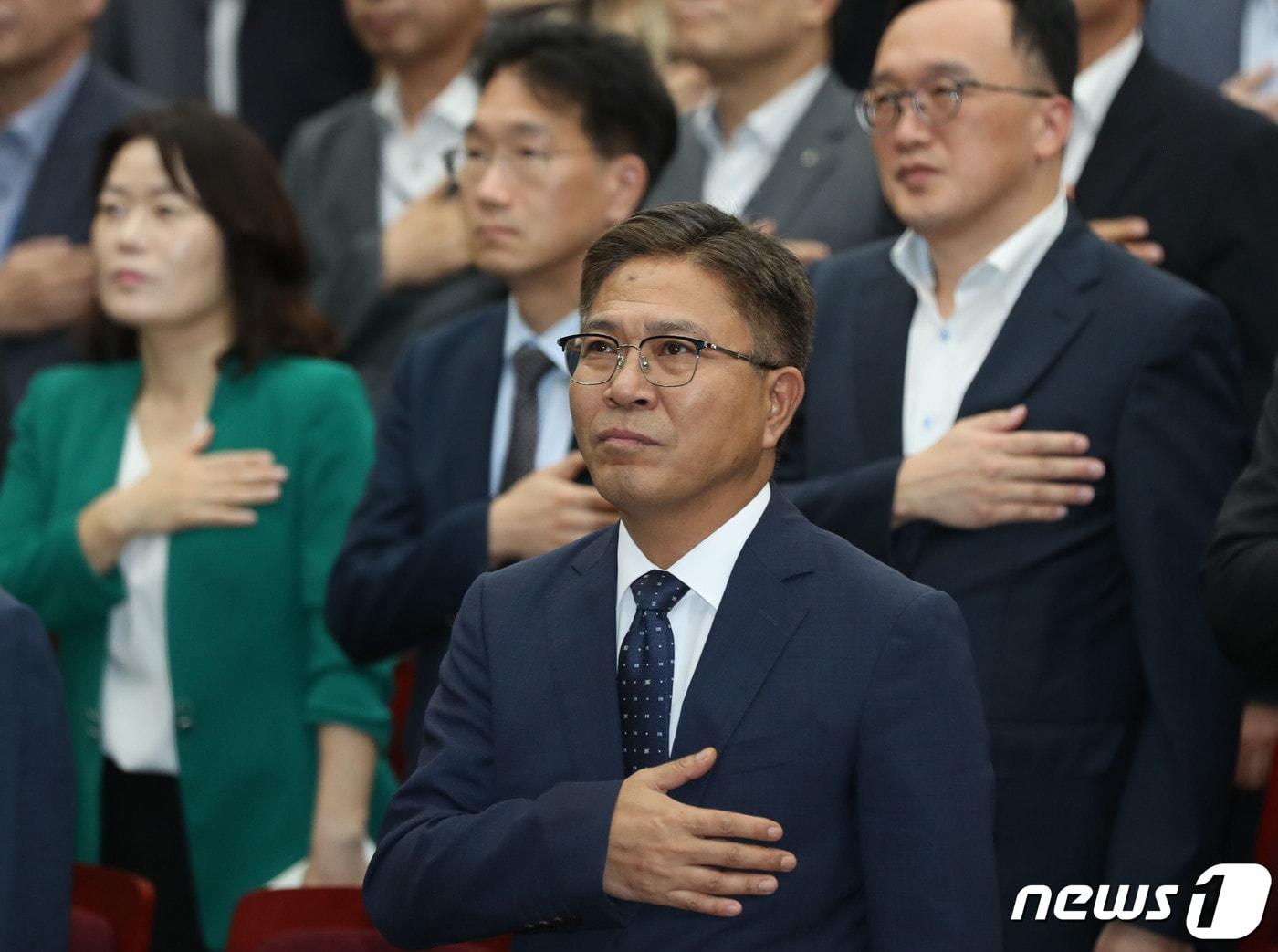 본문 이미지 - 신봉수 신임 수원지검장이 7일 오후 경기 수원시 영통구 수원지방검찰청에서 열린 취임식에서 국민의례를 하고 있다. 2023.9.7/뉴스1 ⓒ News1 김영운 기자