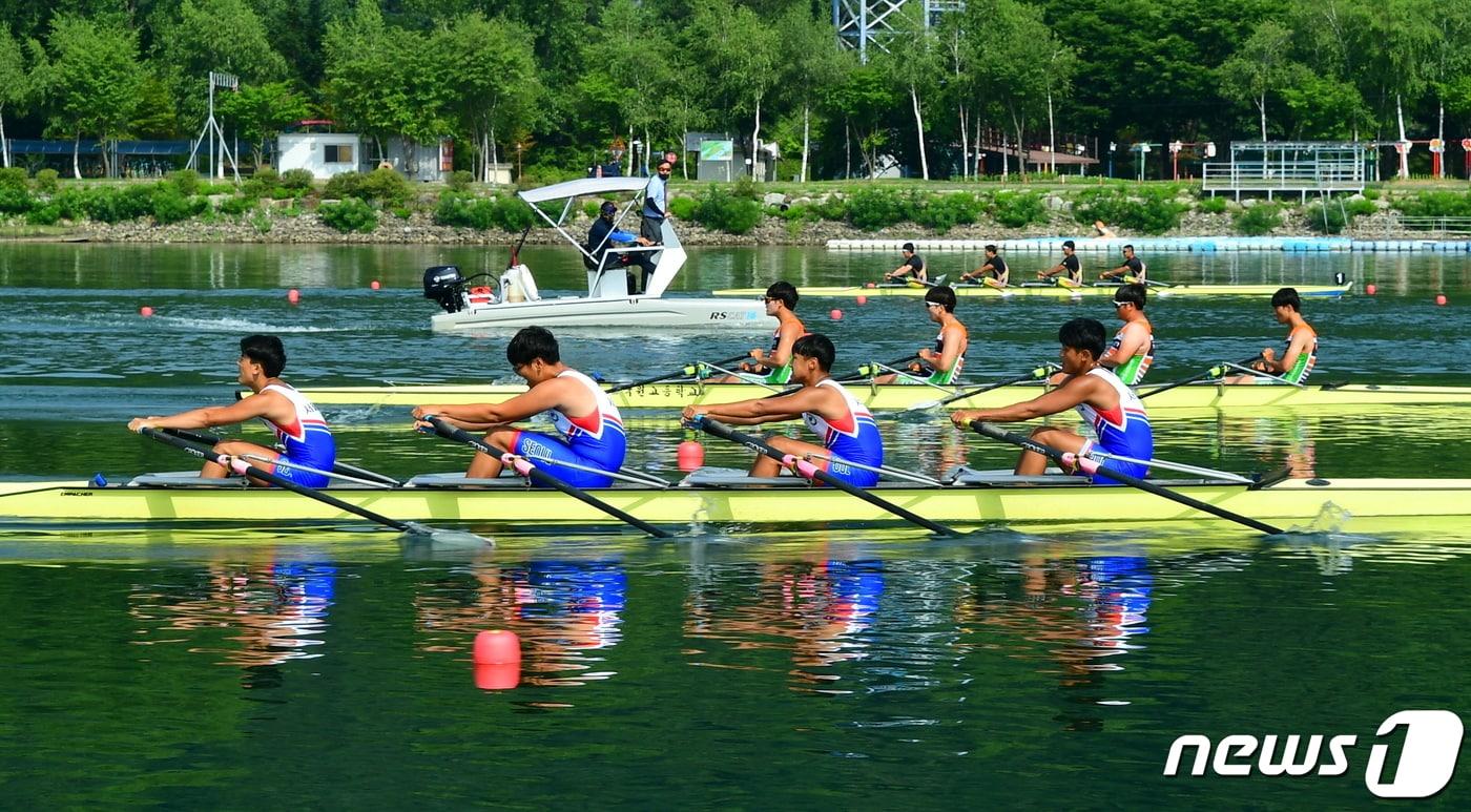 강원 화천서 열리는 조정대회에 앞서 연습하는 선수들.(화천군 제공)