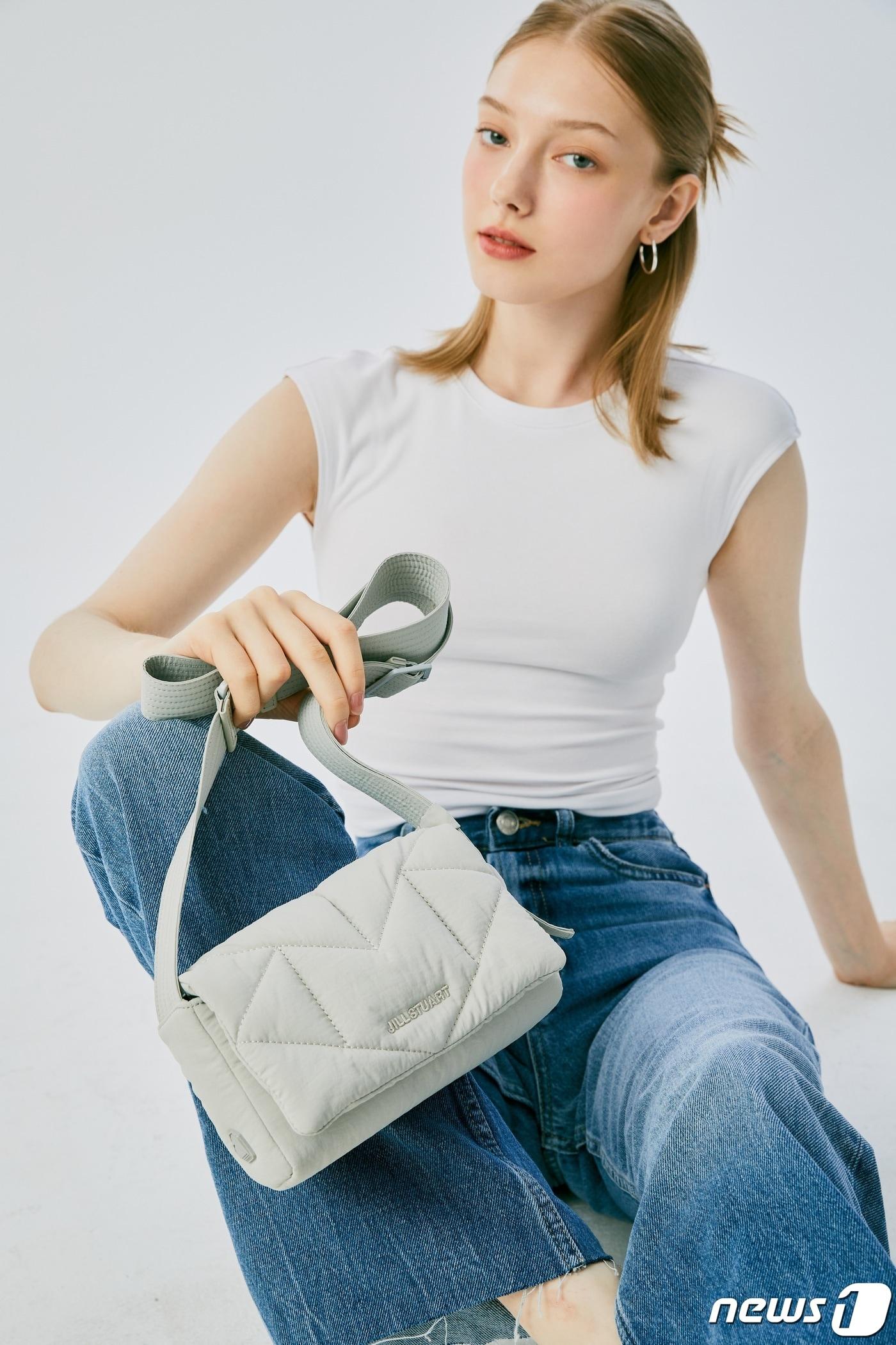 본문 이미지 - 질스튜어트뉴욕 로젤라 패딩백.(LF몰 제공)