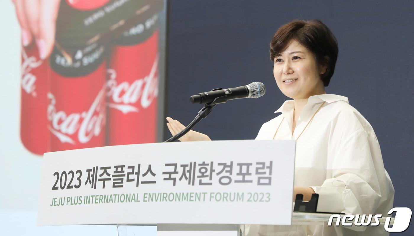 이진영 한국 코카-콜라 대외협력&커뮤니케이션부 이사가 7일 제주국제컨벤션센터에서 열린 '2023 제주플러스 국제환경포럼' 세션 3에서 발제하고 있다. 2023.9.7/뉴스1 ⓒ News1 오미란 기자