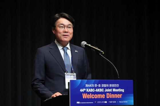 본문 이미지 - 최정우 한-호 경협위원장(포스코그룹 회장)이 지난 9월 서울 서초구 JW메리어트호텔에서 열린 '제44차 한-호주 경제협력위원회 환영만찬'에 참석해 인사말을 하고 있는 모습. (전경련 제공)2023.9.7/뉴스1 ⓒ News1 허경 기자