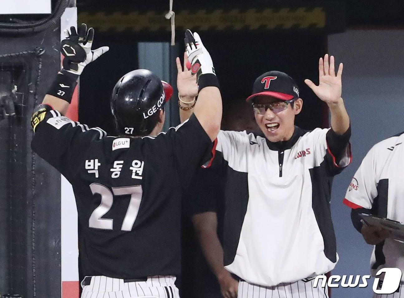 본문 이미지 - 7일 오후 경기 수원시 장안구 KT위즈파크에서 열린 ‘2023 신한은행 SOL KBO리그’ LG 트윈스와 KT 위즈의 경기, 8회초 1사 주자없는 상황 LG 박동원이 홈런을 치고 염경엽 감독(오른쪽)과 기뻐하고 있다. 2023.9.7/뉴스1 ⓒ News1 김영운 기자