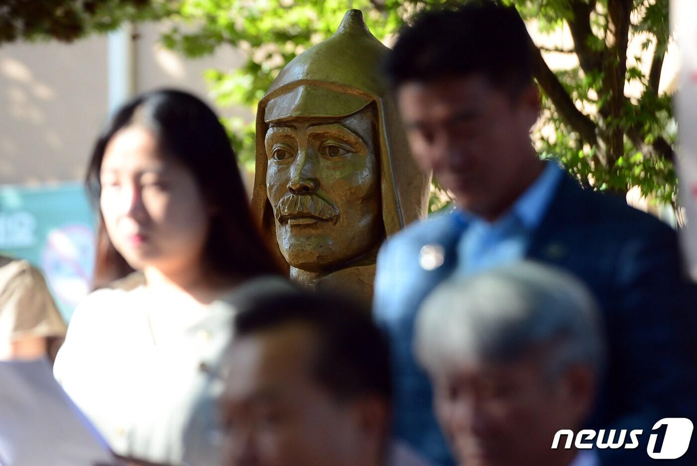본문 이미지 - 8일 오전 광주 광산구 월곡동 다모아어린이공원의 홍범도장군 흉상 앞에서 홍범도공원조성추진위원회, 더불어민주당 광산갑 지역위원회 등 7개 단체가 '홍범도장군 명예 바로 세우기 기자회견'을 열고 정부에 독립운동 정신 계승과 독립운동가 흉상 철거 중단을 촉구하고 있다. 2023.9.8/뉴스1 ⓒ News1 이승현 기자
