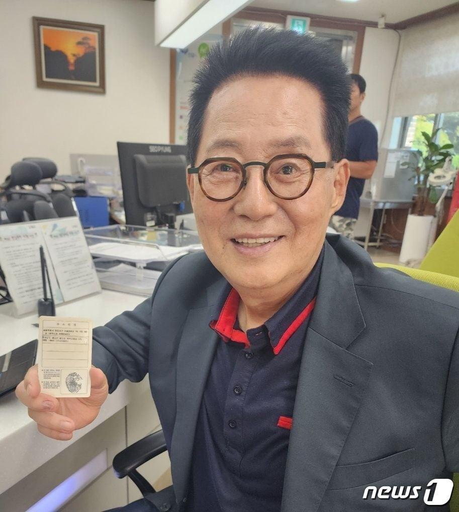 본문 이미지 - 해남군 전입 신고를 마친 박지원 전 국정원장,(이철 전남도의원 제공) 2023.9.8/뉴스1