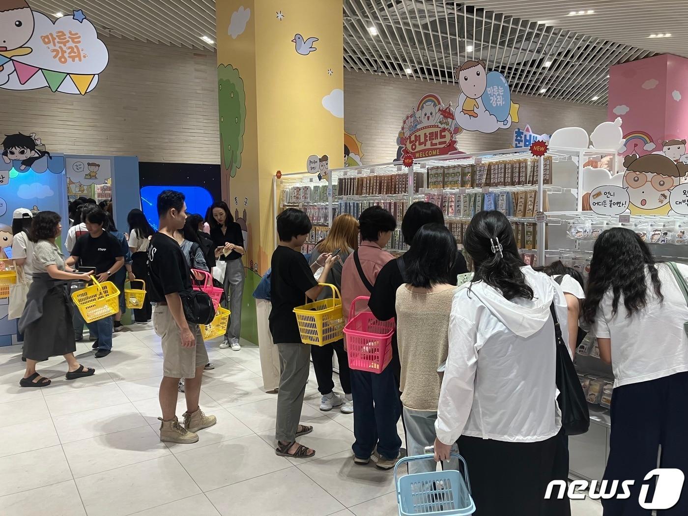 본문 이미지 - 7일 네이버웹툰이 지난 5일 서울 영등포구 더현대서울 지하1층에 연 팝업스토어 '툰페스티벌' 매장에서 방문객들이 구매할 굿즈를 살펴보고 있다. 2023.9.7. ⓒ News1 김기성 기자