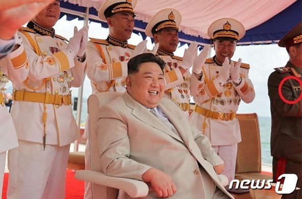 본문 이미지 - (평양 노동신문=뉴스1) =북한 김정은 노동당 총비서의 전술핵공격잠수함 진수식에 참석한 박정천(오른쪽)의 명찰에 '군정지도부장'이라는 직책이 적혀 있다(빨간 원) [국내에서만 사용가능. 재배포 금지. DB 금지. For Use Only in the Republic of Korea. Redistribution Prohibited] rodongphoto@news1.kr.
