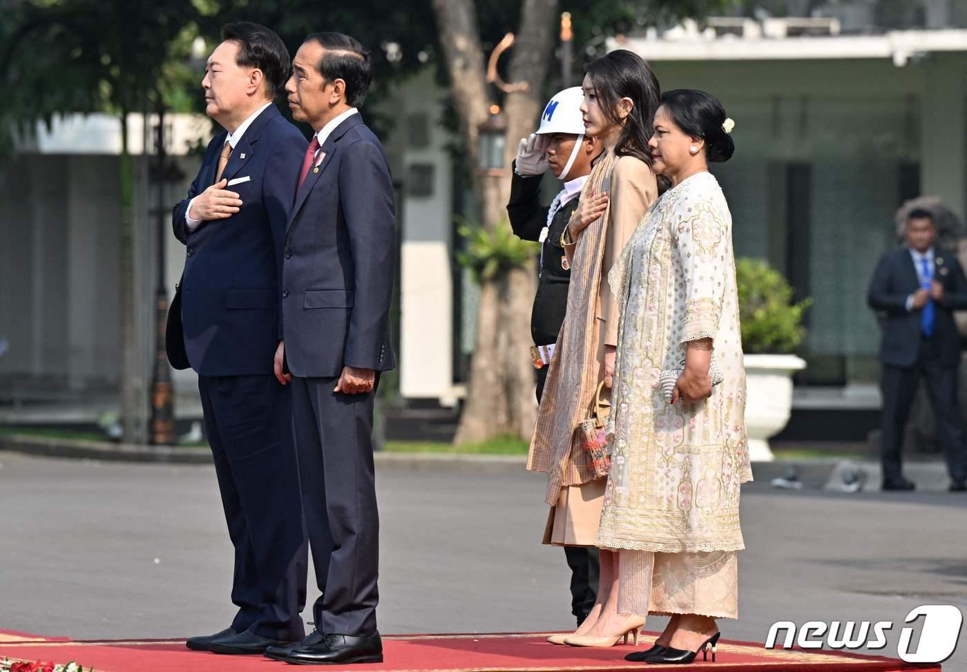 윤석열 대통령 조코 위도도 인도네시아 대통령, 김건희 여사와 이리아나 여사가 8일 오전(현지시간) 인도네시아 자카르타 대통령궁에서 열린 환영 행사에서 국기에 대한 경례를 하고 있다. ⓒ AFP=뉴스1 ⓒ News1 안은나 기자