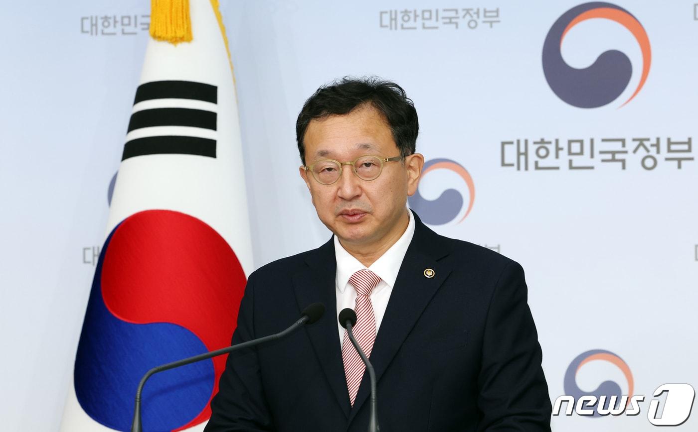 본문 이미지 - 정승윤 국민권익위원회 부위원장이 8일 오전 서울 종로구 정부서울청사 별관에서 방송통신심의위원회 위원의 이해충돌방지법 위반 의혹 신고 사건 조사 결과 발표를 하고 있다. 2023.9.8/뉴스1 ⓒ News1 김명섭 기자
