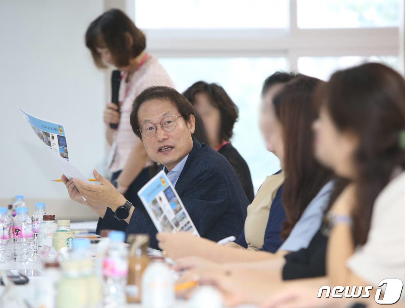 본문 이미지 - 조희연 서울시교육감이 지난달 8일 오전 서울 서대문구 연희중학교에서 2학기 교육활동 및 더 질 높은 학교교육을 위한 학교 지원방안을 주제로 교직원, 학생, 학부모와 간담회를 하고 있다. (서울시교육청 제공) /뉴스1