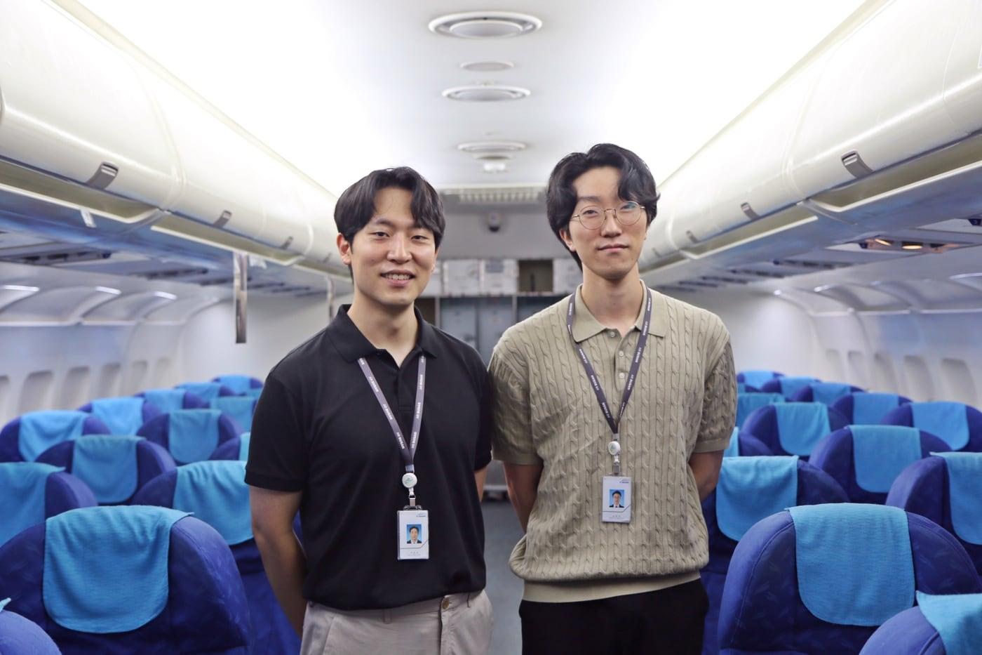 박종성 운항관리사(왼쪽)과 강형석 운항관리사(에어부산 제공)