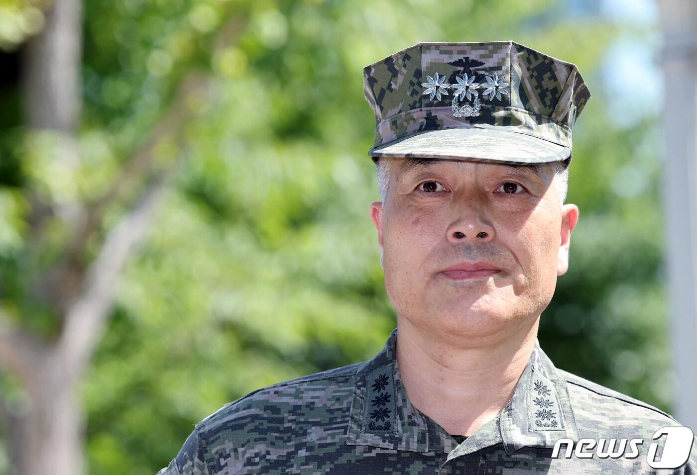 항명 및 상관 명예훼손 혐의를 받고 있는 박정훈 전 해병대 수사단장(대령)이 8일 오후 경기도 과천정부청사 고위공직자범죄수사처로 참고인 신분 조사를 받기 위해 걸어오고 있다. 2023.9.8/뉴스1 ⓒ News1 박정호 기자