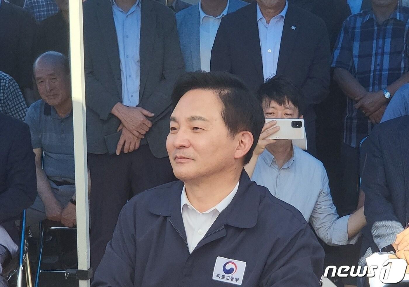 본문 이미지 - 윈희룡 국토교통부 장관이 8일 오후 강원 원주를 찾아 원강수 원주시장으로부터 흥업~지정 국도대체우회도로를 비롯한 지역도로 현안사업에 대해 설명을 듣고 있다. 2023.9.8/뉴스1 ⓒ News1 신관호 기자