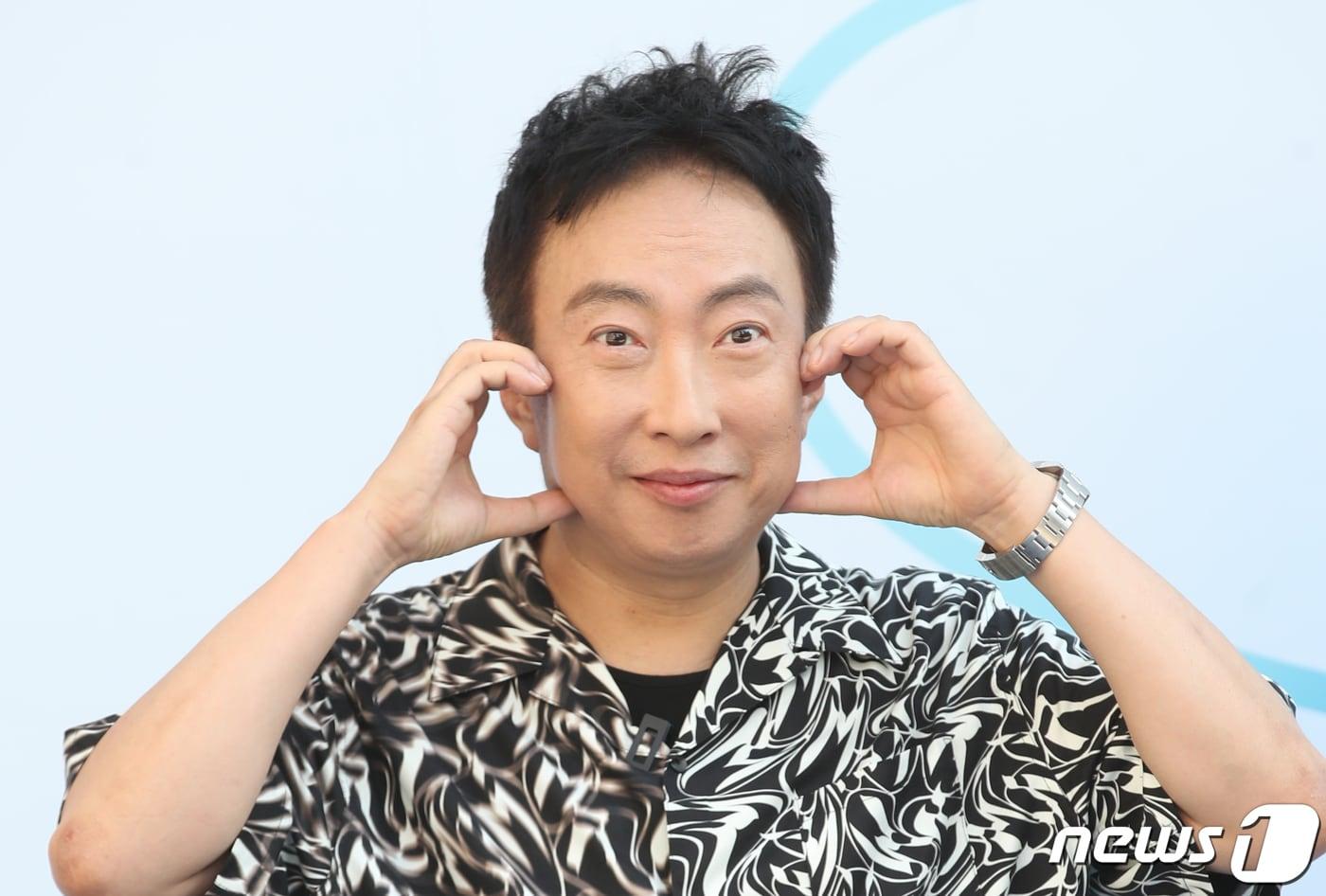 방송인 박명수가 8일 서울 중구 동대문 DDP에서 열린 ‘2024 S/S 서울패션위크’를 찾아 팬과 취재진을 향해 볼하트를 하고 있다. 2023.9.8/뉴스1 ⓒ News1 권현진 기자