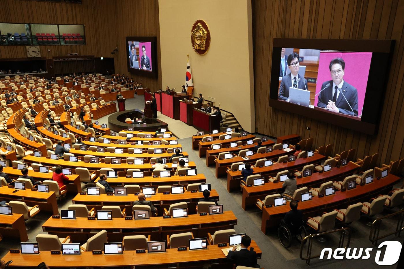 본문 이미지 - 한동훈 법무부 장관이 8일 서울 여의도 국회 본회의장에서 열린 교육·사회·문화 대정부질문에서 안민석 더불어민주당 의원의 질의에 답변하고 있다. 2023.9.8/뉴스1 ⓒ News1 송원영 기자