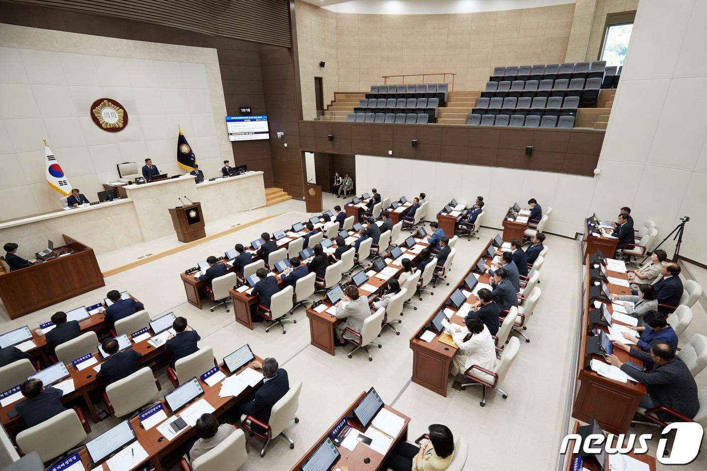 본문 이미지 - 8일 열린 용인특례시의회 제275회 임시회 본회의 모습.(용인시의회 제공)