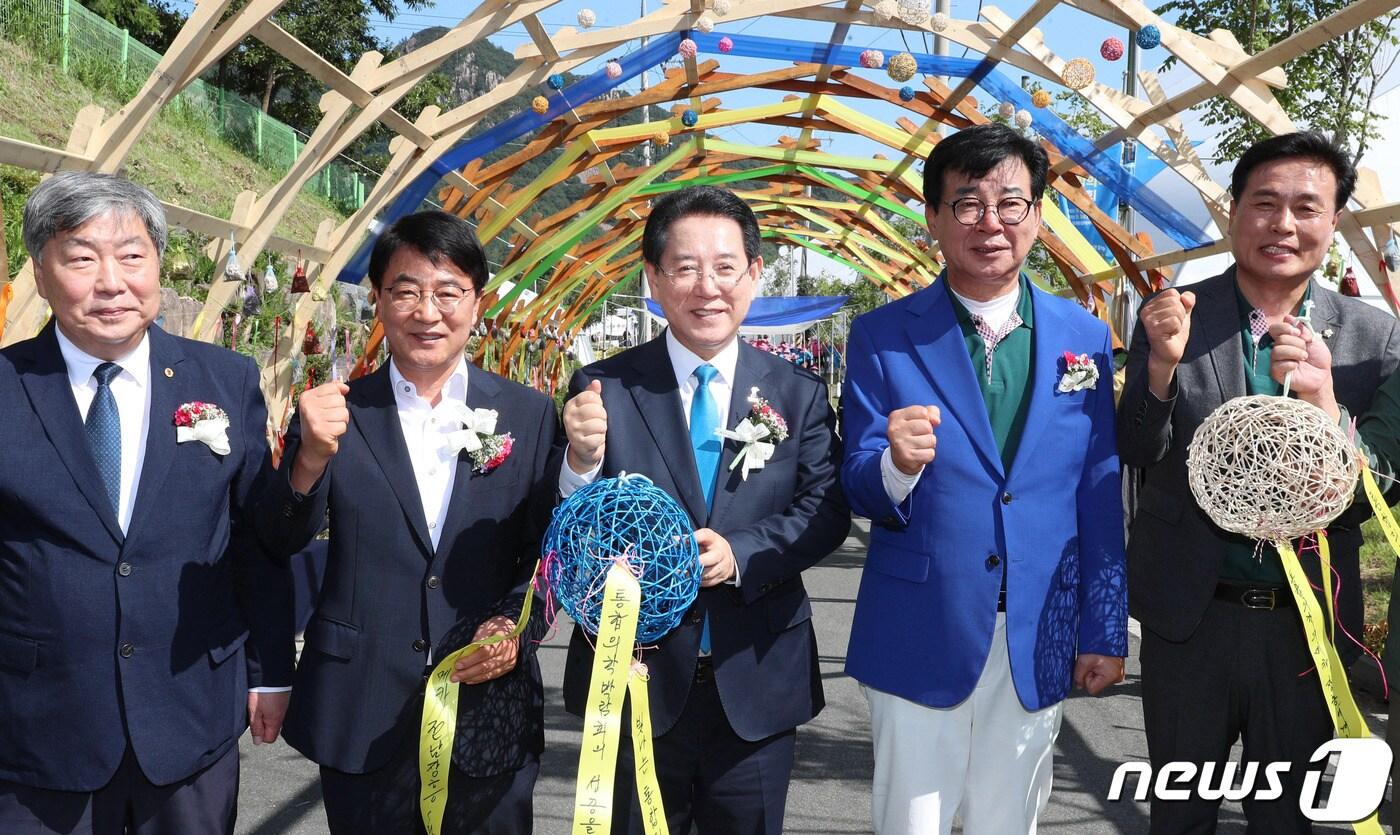 본문 이미지 - 김영록 전라남도지사가 8일 오후 장흥군 안양면에서 ‘치유와 힐링, 통합의학과 함께!라는 주제로 열린 2023 대한민국통합의학박람회 개막식에서 통합의학박람회 성공 기원 메시지를 적은 뒤 기념촬영을 하고 있다.(전남도 제공) 2023.9.8/뉴스1