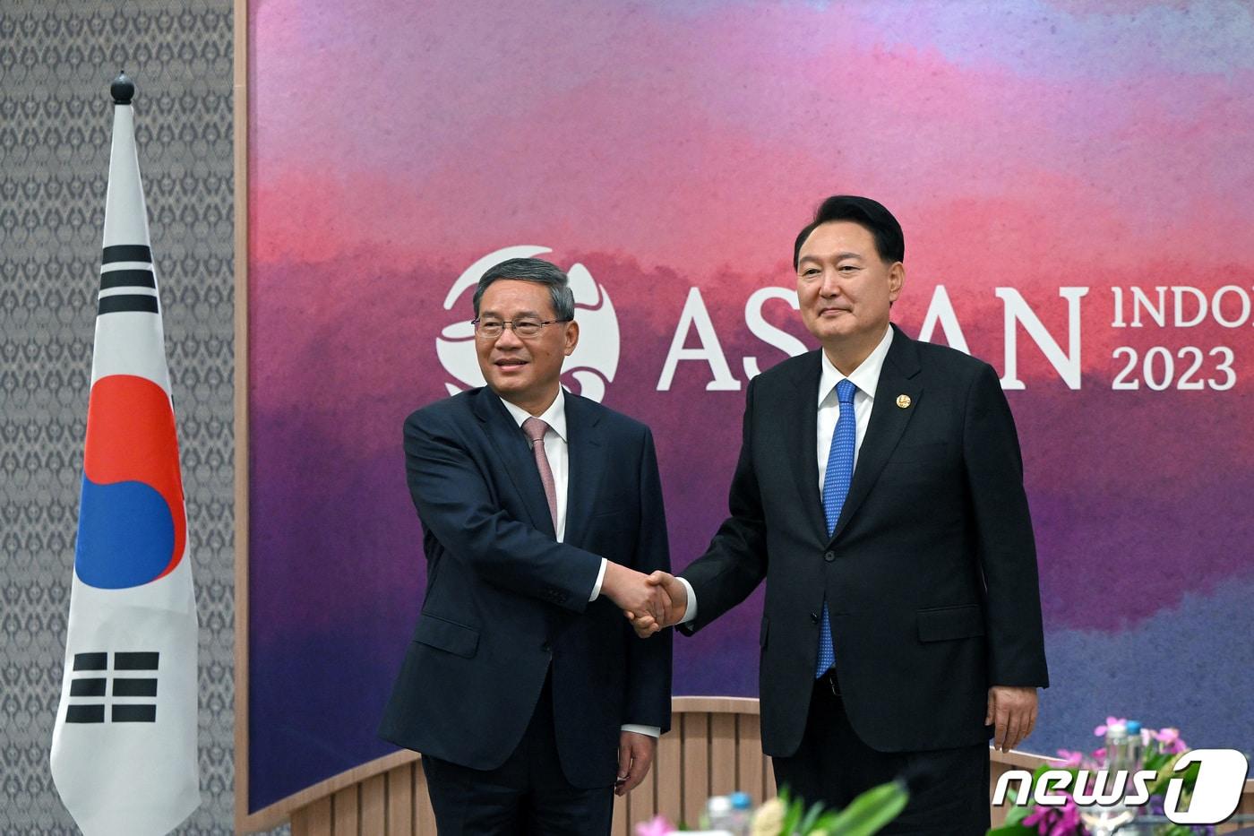 본문 이미지 - 윤석열 대통령이 7일 오후(현지시간) 인도네시아 자카르타 컨벤션센터에서 열린 한중 회담에서 리창 중국 총리와 기념 촬영을 하고 있다. (대통령실 제공) 2023.9.7/뉴스1 ⓒ News1 안은나 기자