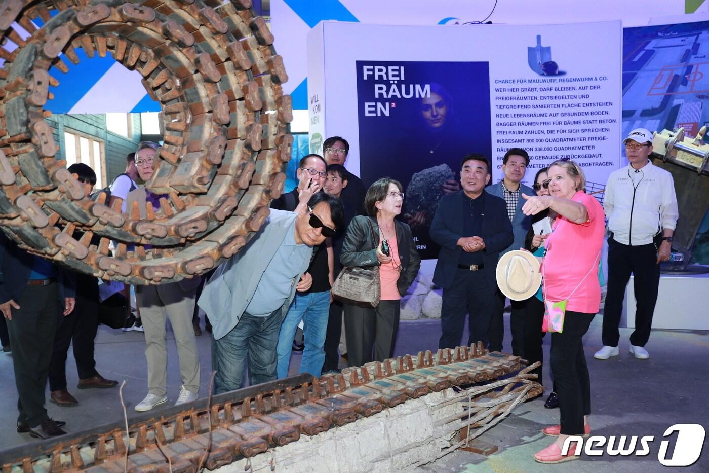 울산시 해외사절단을 이끌고 유럽 출장길에 나선 김두겸 울산시장이 7일 오후 독일 수도 베를린의 정원박람회를 관람하고 있다.