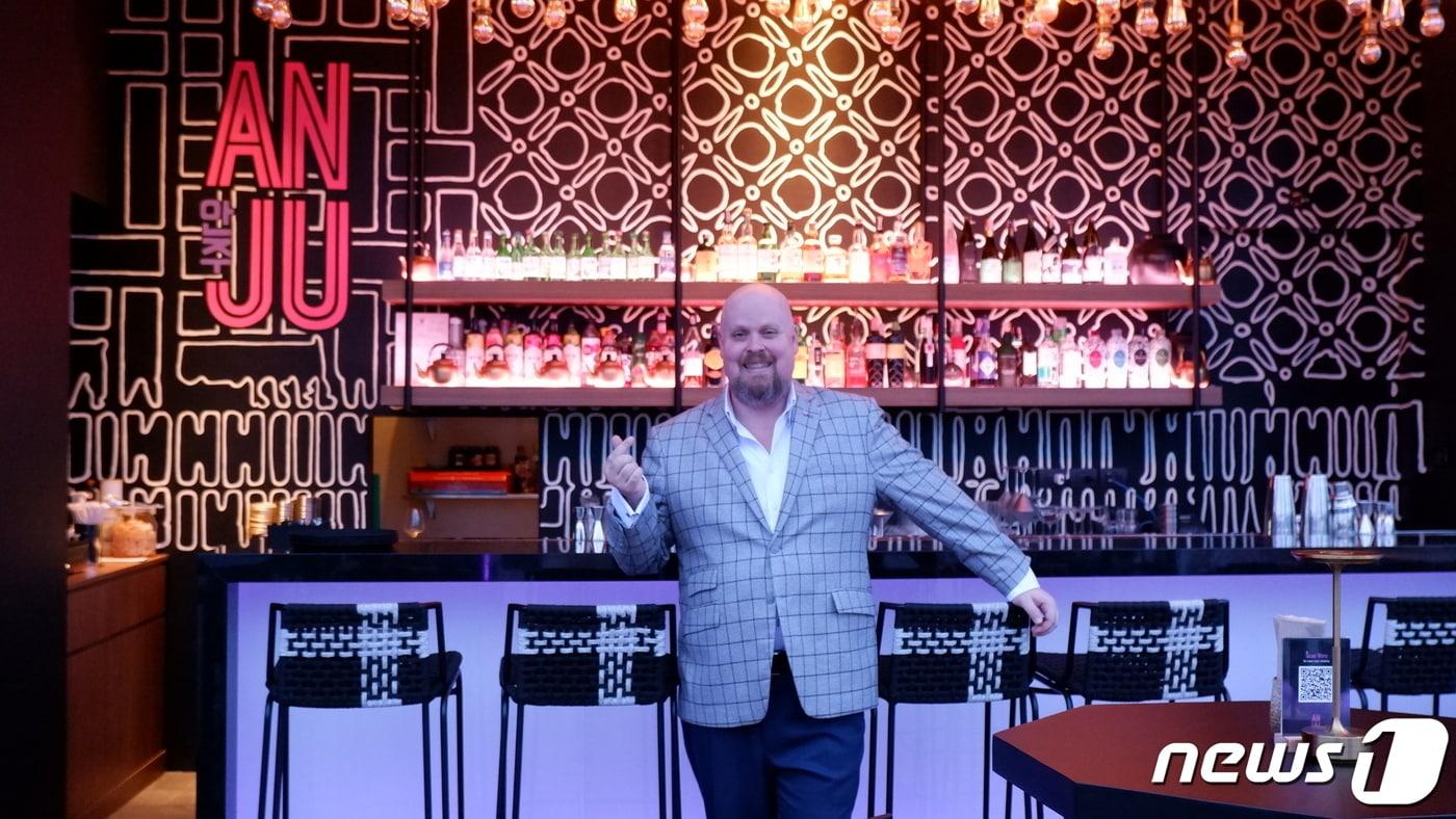 한국식 루프톱바 '안주'에서 손하트 포즈를 취한 제임슨 셰인 킴튼 미드타운 호텔 방콕 영업 및 마케팅 클러스터 이사 ⓒ News1 윤슬빈 기자